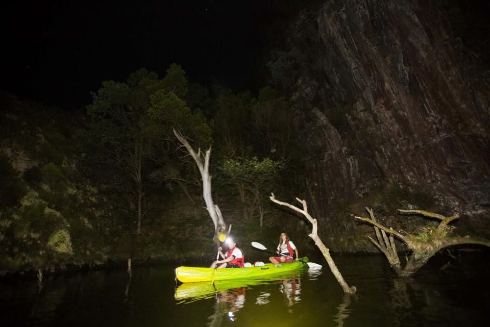 Recorrido fluvial nocturno en el Occidente surcando las aguas del río Navia y el Polea