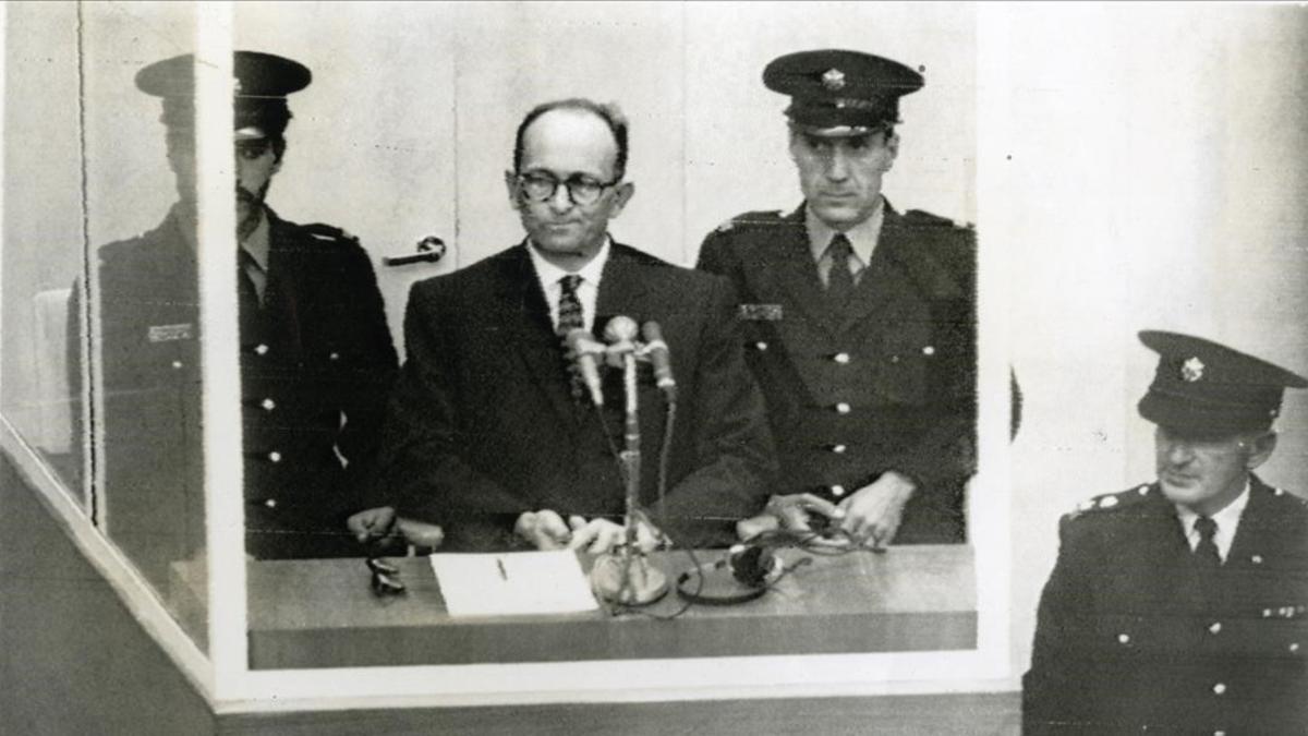 Eichmann, en la jaula acristalada, durante el juicio al que fue sometido en Israel en 1961.