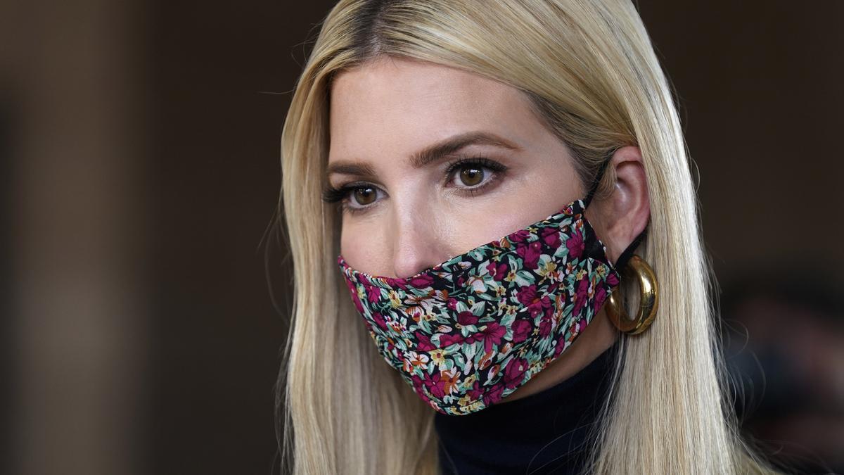 Ivanka Trump con mascarilla durante a una visita a un mercado de agricultores.