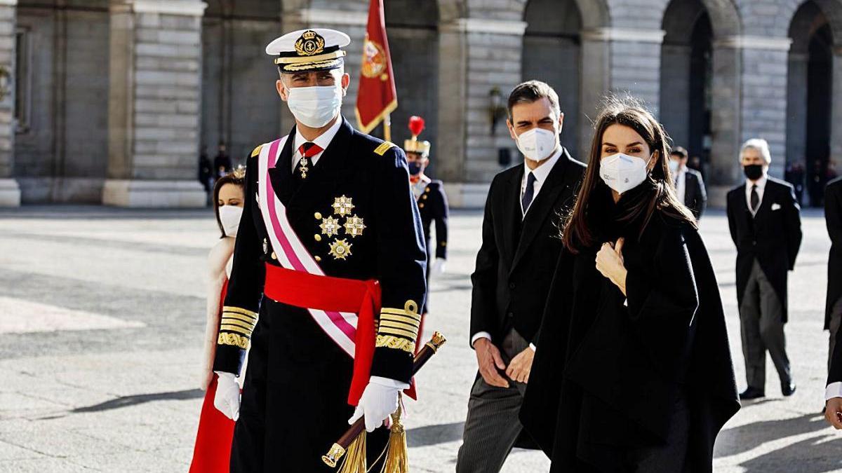 El rei Felip VI, la reina Letícia i Pedro Sánchez, durant l&#039;acte.