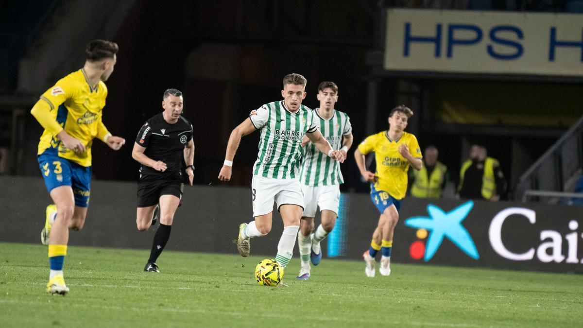 Isma Ruiz conduce el esférico durante el pasado choque ante la UD Las Palmas en el Gran Canaria.