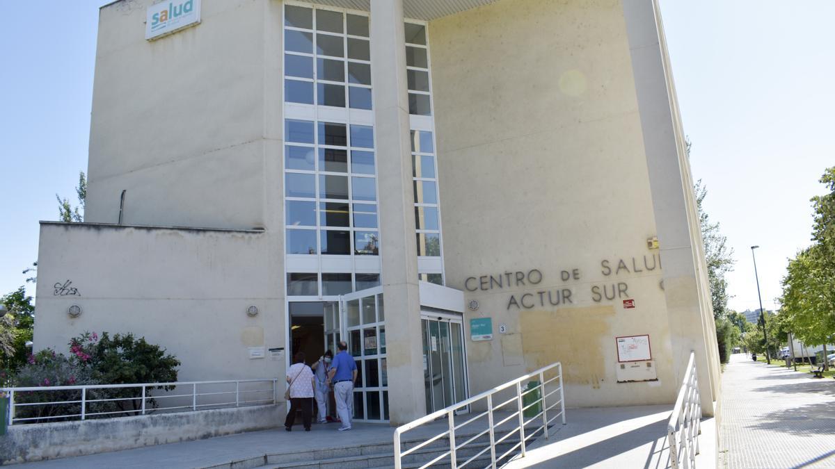 Varios pacientes acceden al centro de salud Actur Sur, en Zaragoza.