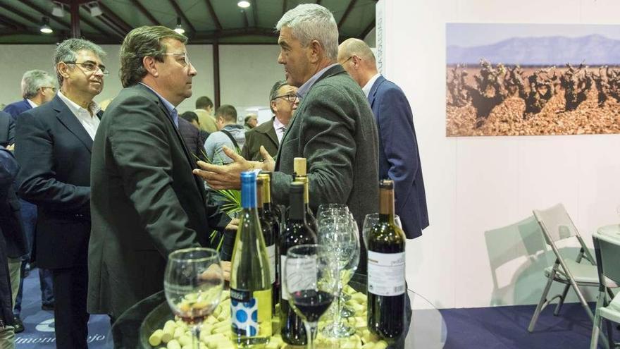 Vara confía en el regadío de Tierra de Barros para que siga creciendo el sector del vino