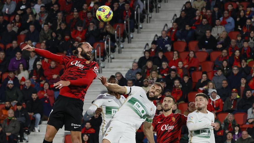 Vedat Muriqi y Gonzalo Verdú pelean un balón aéreo, durante el último Mallorca-Elche.