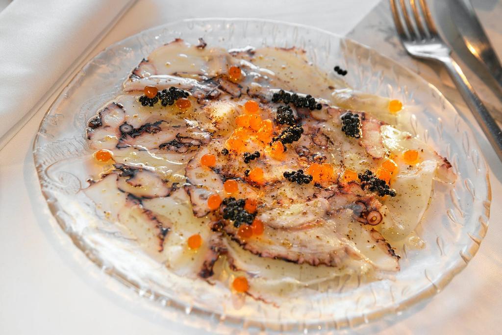 Mesón el centro - Carpaccio de pulpo de pedreru:Carpaccio los pulpos de pedreru viven en las rocas, se alimentan de marisco y saben a marisco. Cortar los tentáculos en láminas muy finas y aliñar con aceite, huevas de mújol y trucha, escamas de sal y pimentón ahumado.   