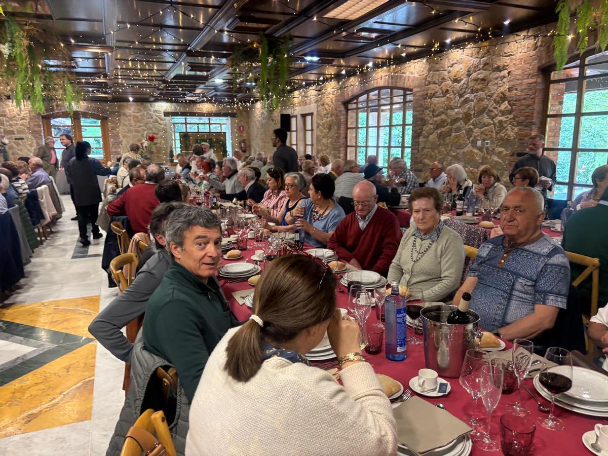 La fiesta de los pensionistas de Lugones para homenajear a su "jubilado mayor" La fiesta de los pensionistas de Lugones para homenajear a su "jubilado mayor"