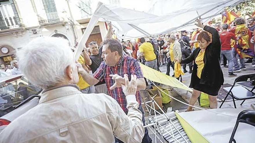 Joan Font, el sábado, tras arremeter contra el tenderete de la Assemblea Sobiranista.