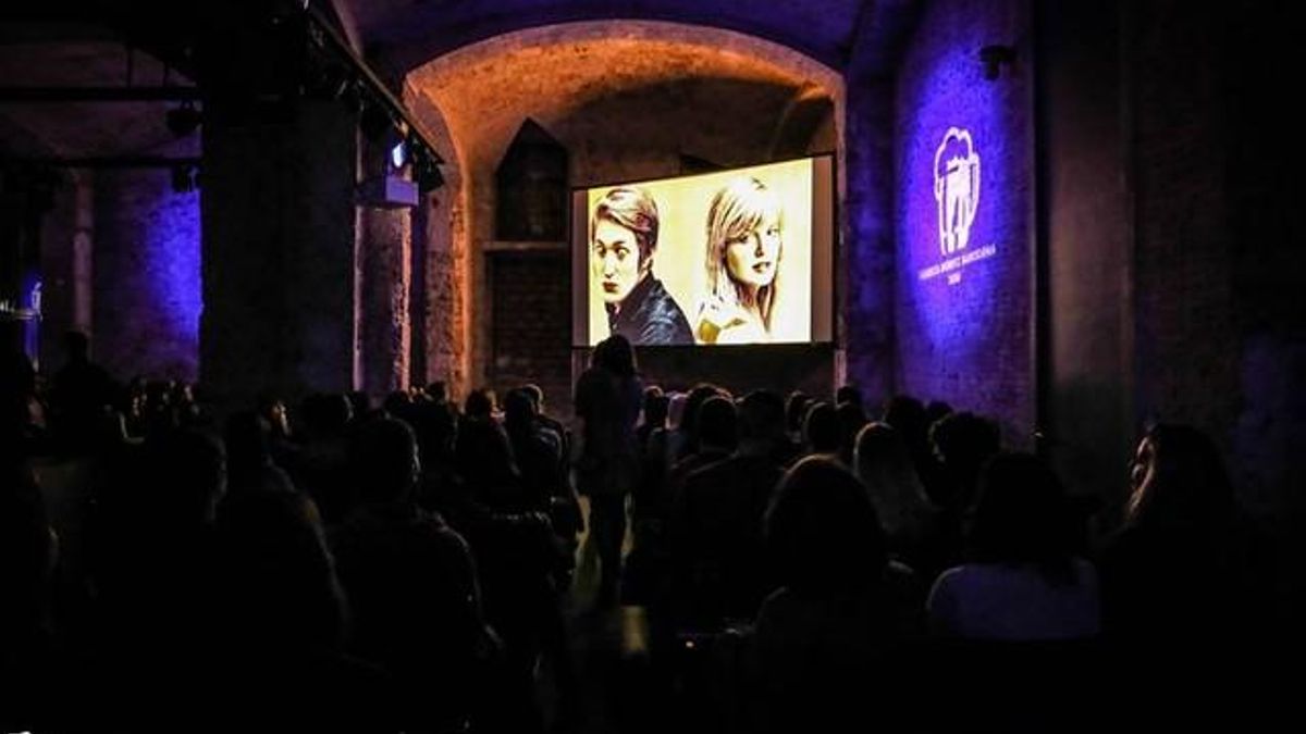 La Plaça del Baluard, escenario ya típico de Mecal Air, permite la proyección de cortometrajes al aire libre en el Poble Espanyol.