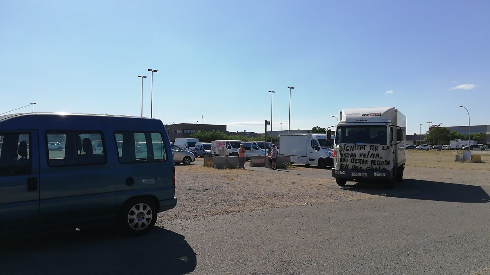 Marxa lenta a Figueres en protesta per la ubicació del mercat de la roba