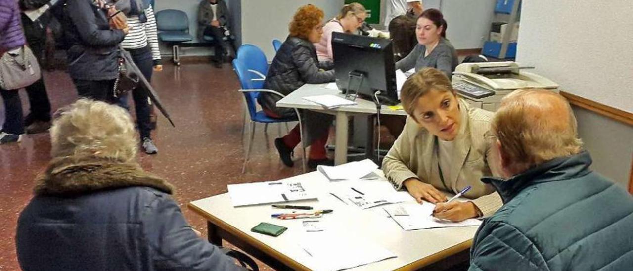 Puestos para tramitar las peticiones de cambio, en el hall de Povisa. // Marta G. Brea