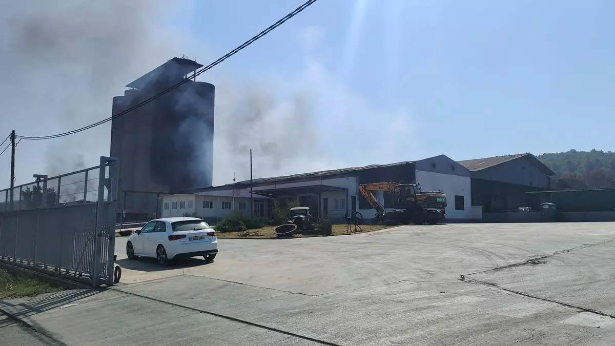 L'incendi de Navarcles ha cremat 53 hectàrees i deixa destrosses importants en una empresa de reciclatge d'Artés