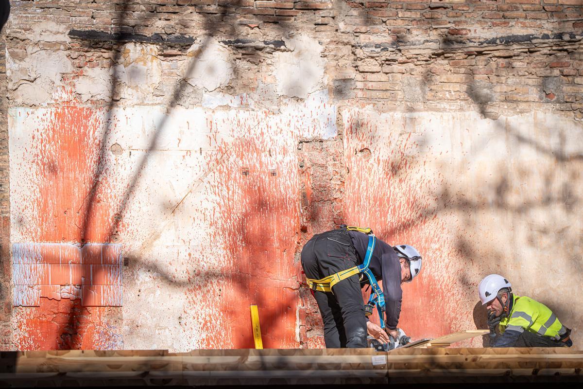 Operarios y voluntarios avanzan en los trabajos de construcción de WikiHousing, un innovador proyecto de vivienda colaborativa ubicado en un solar municipal del barrio de Poble-sec. Barcelona, 3 de febrero de 2026.