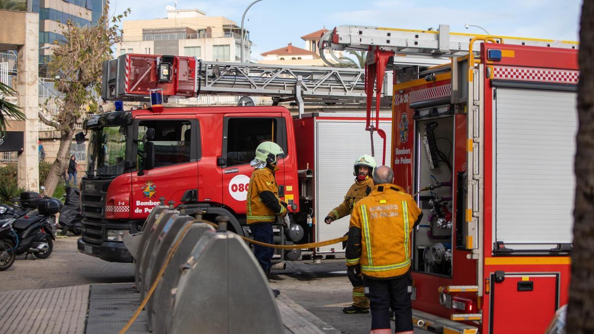 Bomberos durante una intervención en Palma el año pasado.