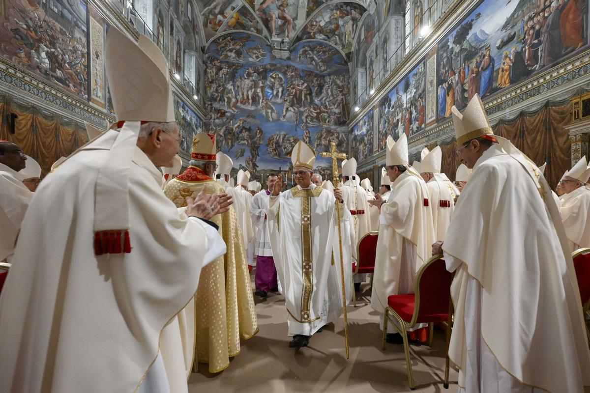 Ciudad del Vaticano (Estado de la Ciudad del Vaticano (Santa Sede)), 09/05/2025.- Una imagen proporcionada por los medios de comunicación del Vaticano muestra al Papa León XIV celebrando la Misa con los Cardenales electores en la Capilla Sixtina en la Ciudad del Vaticano, el 09 de mayo de 2025. Ciudad del Vaticano (Estado de la Ciudad del Vaticano (Santa Sede)), 09/05/2025.- Una imagen proporcionada por los medios de comunicación del Vaticano muestra al Papa León XIV celebrando la Misa con los Cardenales electores en la Capilla Sixtina en la Ciudad del Vaticano, el 09 de mayo de 2025.