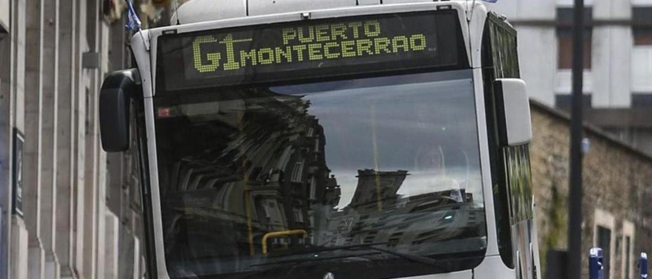 Un autobús de TUA en Marqués de Santa Cruz. | Julián Rus