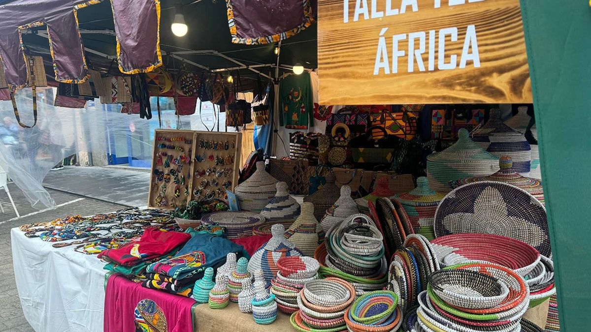 Artesanía y cultura internacional, puestos de telas y piezas africanas en el mercado