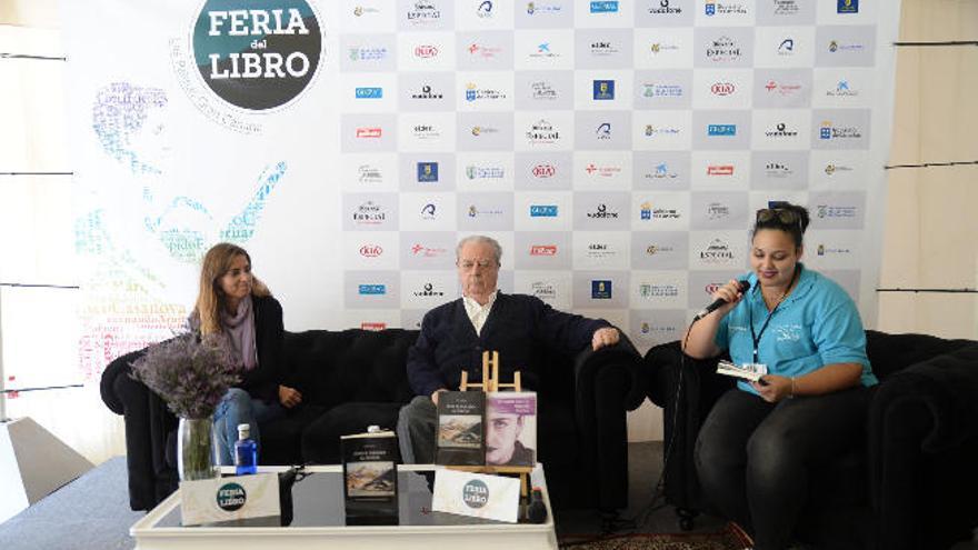 Blanca Hernández y Domingo Doreste, ayer en la Feria del Libro.