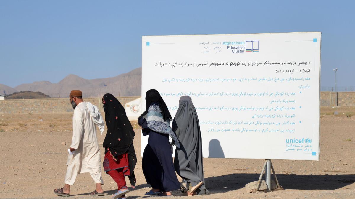 Migrantes afganos llegan a un campo de refugiados tras regresar de Pakistán