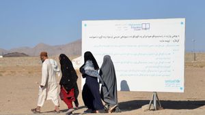 Migrantes afganos llegan a un campo de refugiados tras regresar de Pakistán