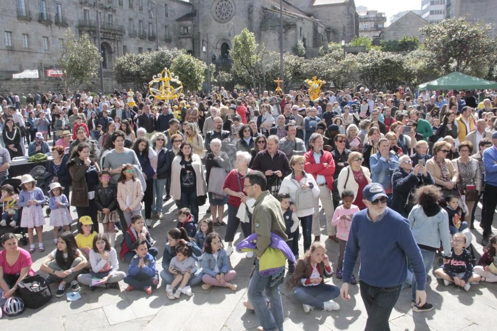 Cantos, humor y flores en los "maios" de Pontevedra