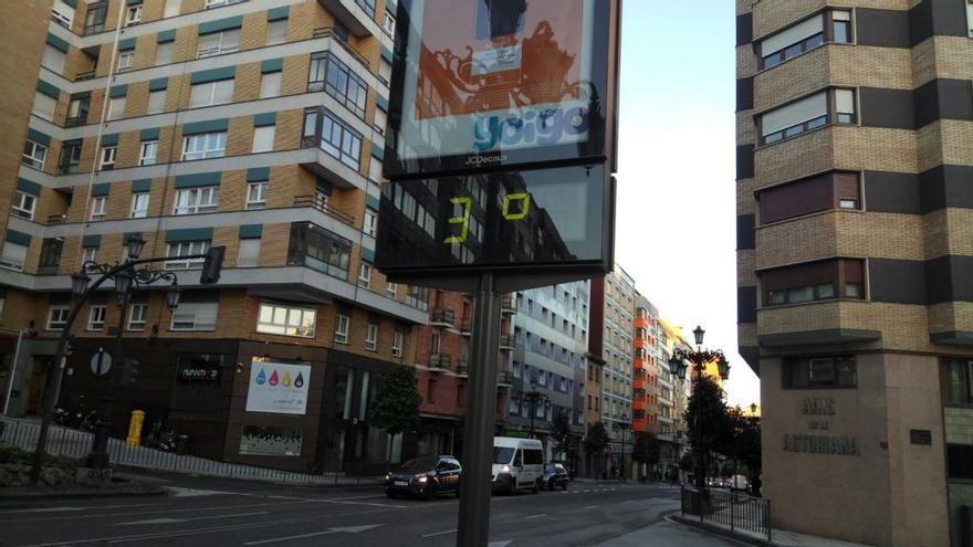 Un terrmómetro marca 3 grados en Oviedo a primera hora de la mañana de hoy