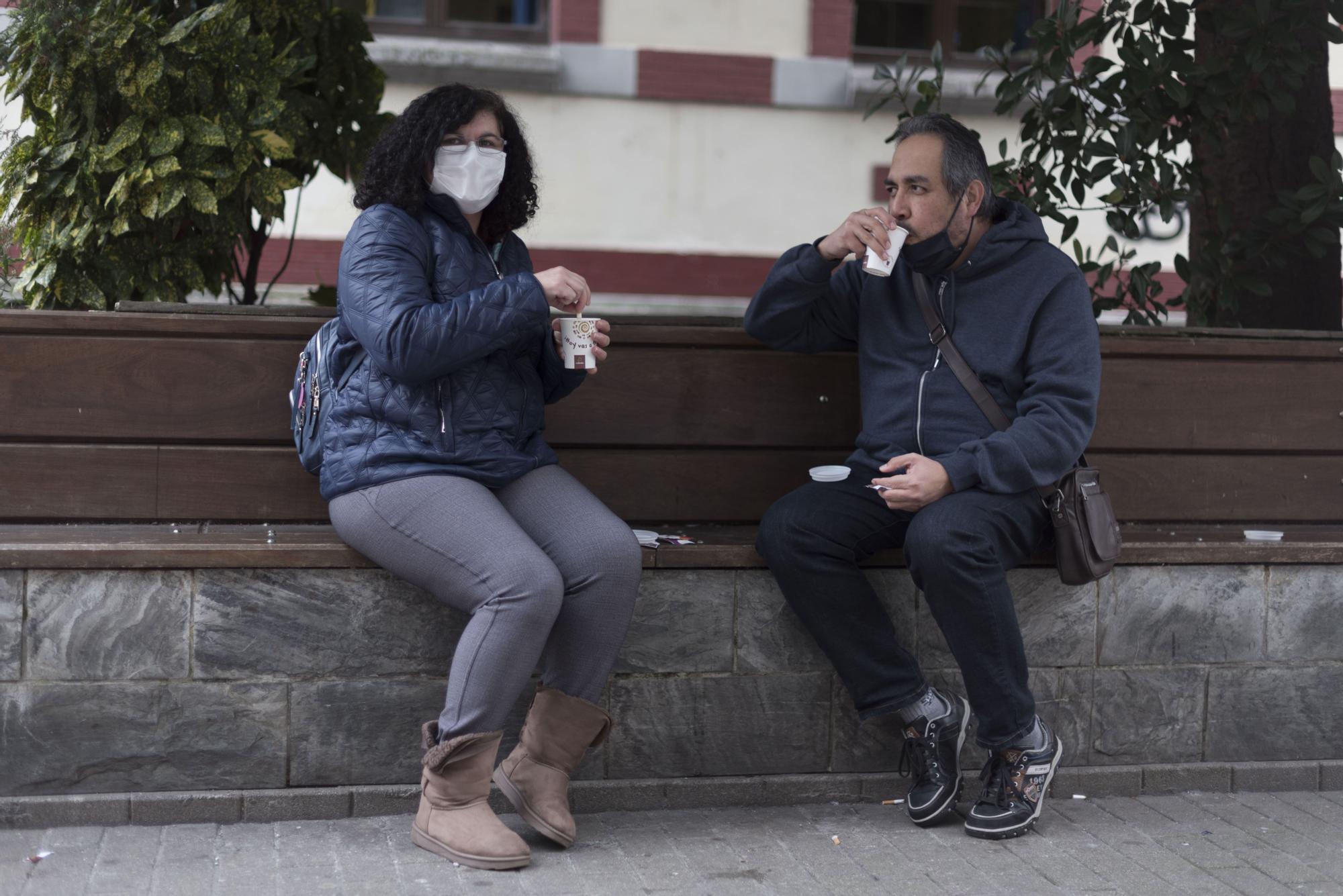 Anabela y Henry tomando un cafe en Mieres.JPG