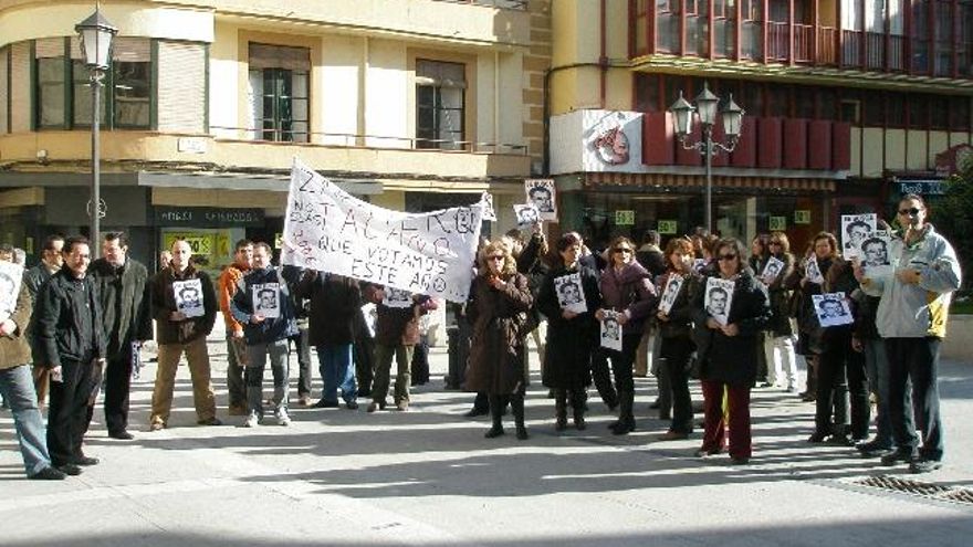 Los funcionarios durante su concentración ayer en la plaza de Zorrilla