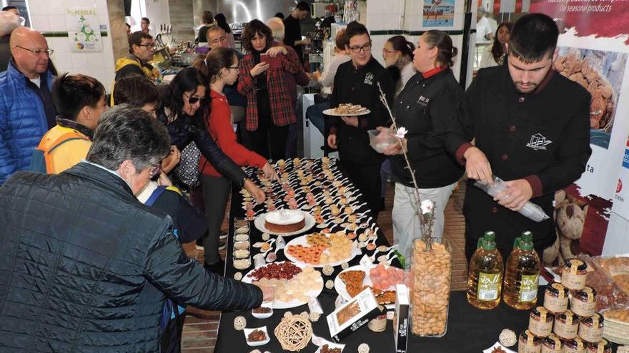 La almendra de Alcalalí conquista el Mercat de Dénia