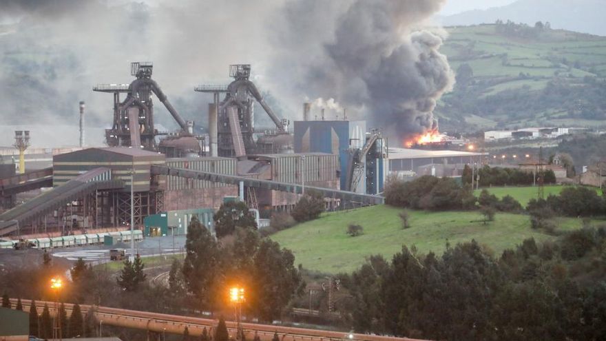 Vista del gran incendio en el desguace de Gijón.