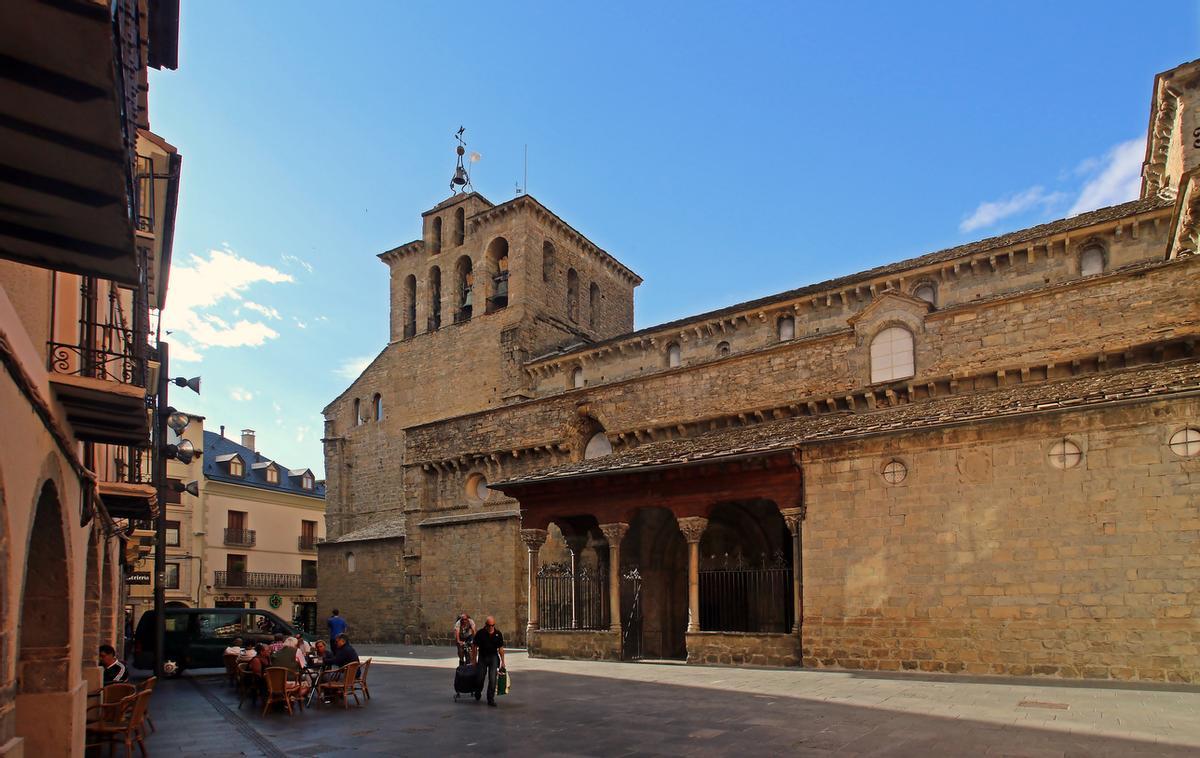 Nadie diría por fuera que esta es la primera gran catedral románica de España.