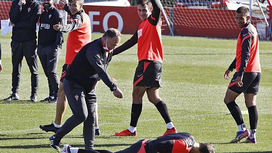 Por la izquierda, Toni Clavero, David Gallego, Saúl García, Eduardo Domínguez, Pedro Díaz, Pablo García y Aitor García, ayer, en Mareo. | Á. González