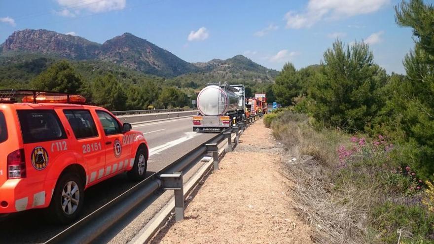 Un accidente provoca una fuga de gasoil en la A 23