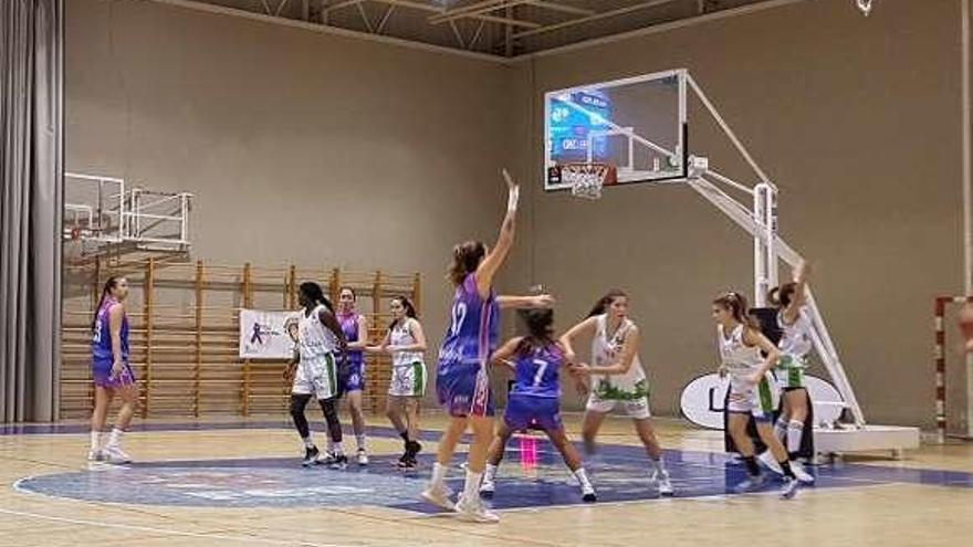 El partido de ayer en León entre el Aros y el ADBA.