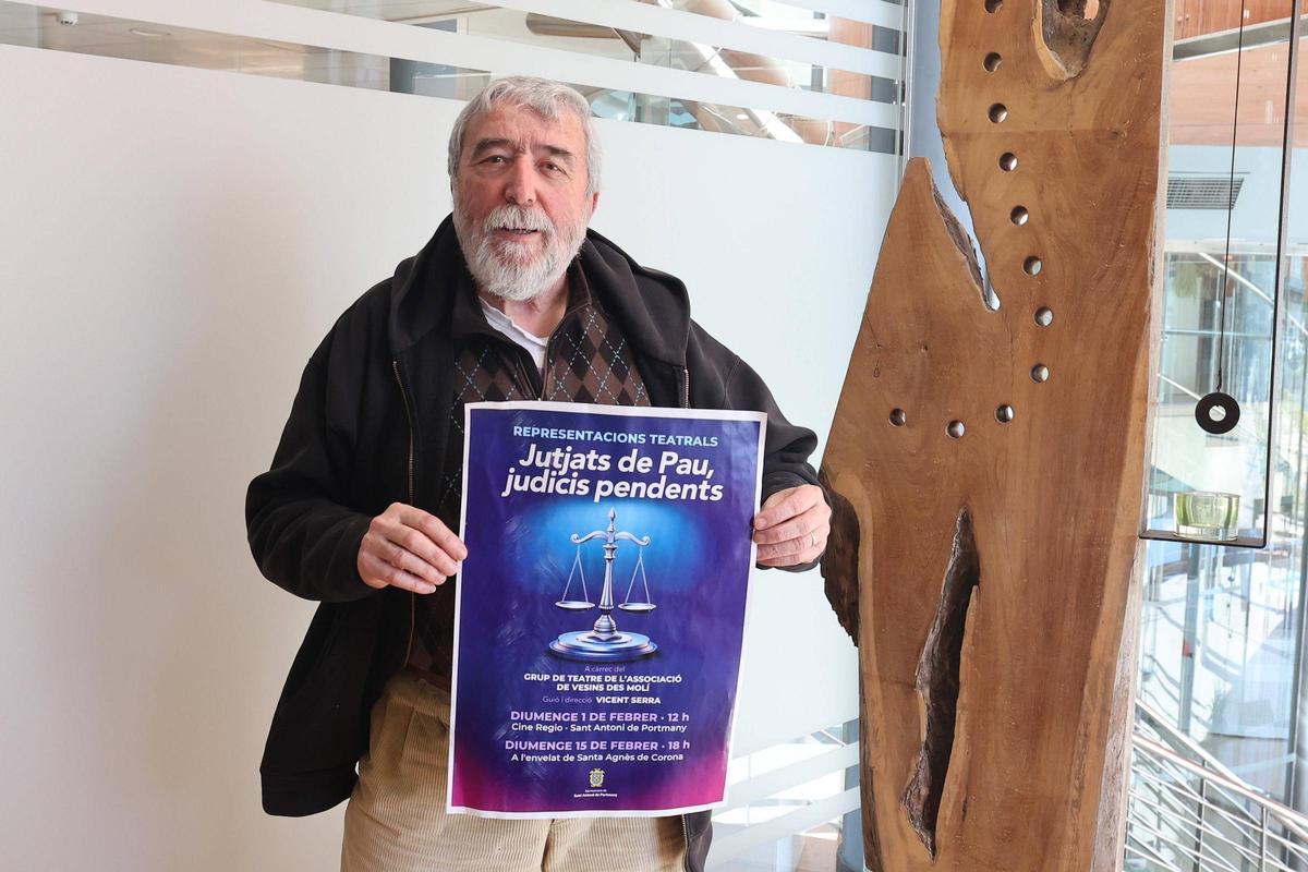 Vicent Serra con el cartel promocional de su última comedia, que se estrenará el 1 de febrero en Sant Antoni.