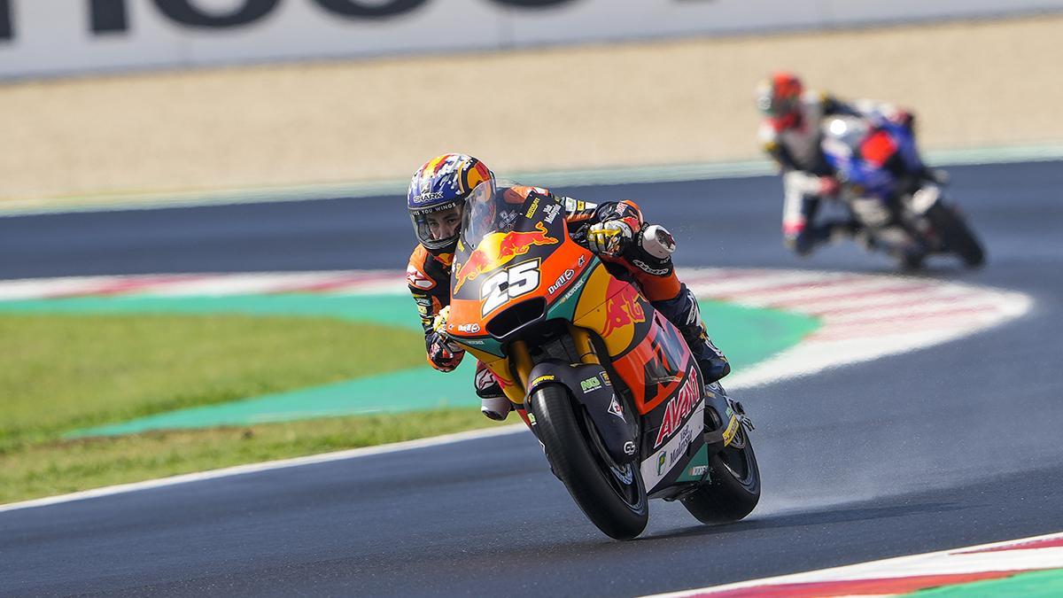 El 'poleman' Raúl Fernández se lleva la victoria de Moto2 en el GP de San Marino