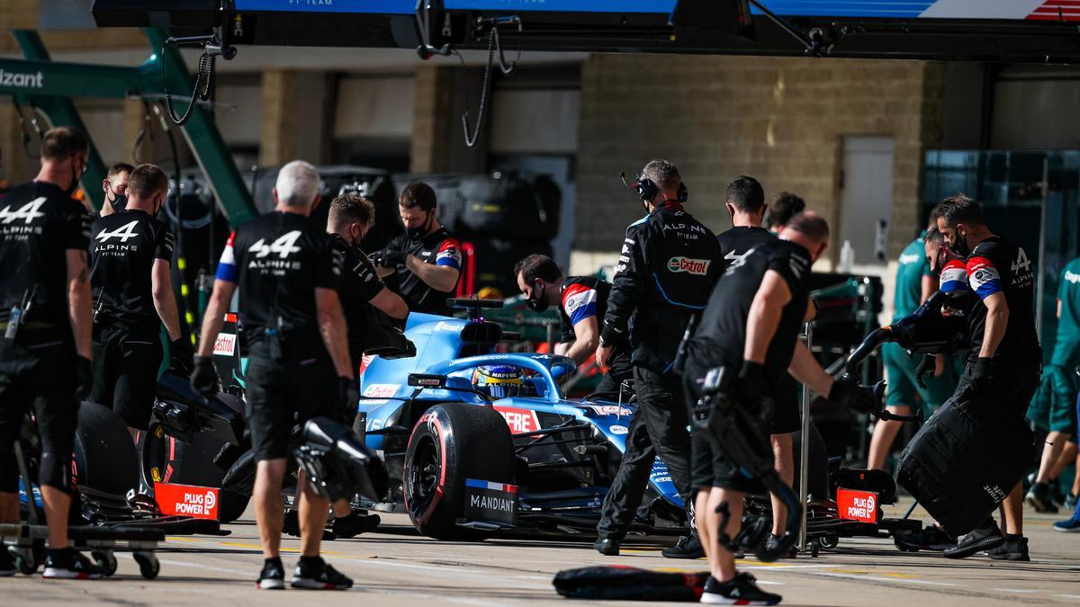 Fernando Alonso, en uno de los momentos de entrar a boxes.