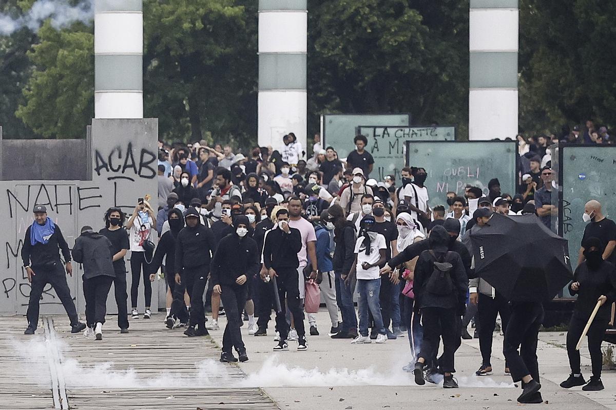 Mounia, la madre de Nahel encabeza una marcha blanca en Nanterre. La familia del joven fallecido ha convocado una marcha blanca en su memoria.