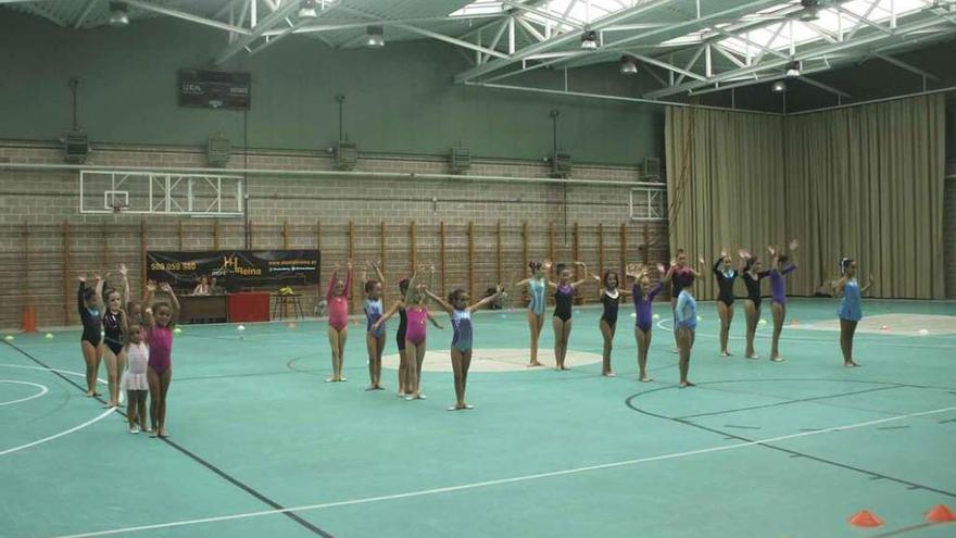 Pequeñas gimnastas ofrecen una exhibición