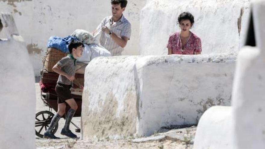 Un momento del rodaje en Paterna con Penélope Cruz y Raúl Arévalo.