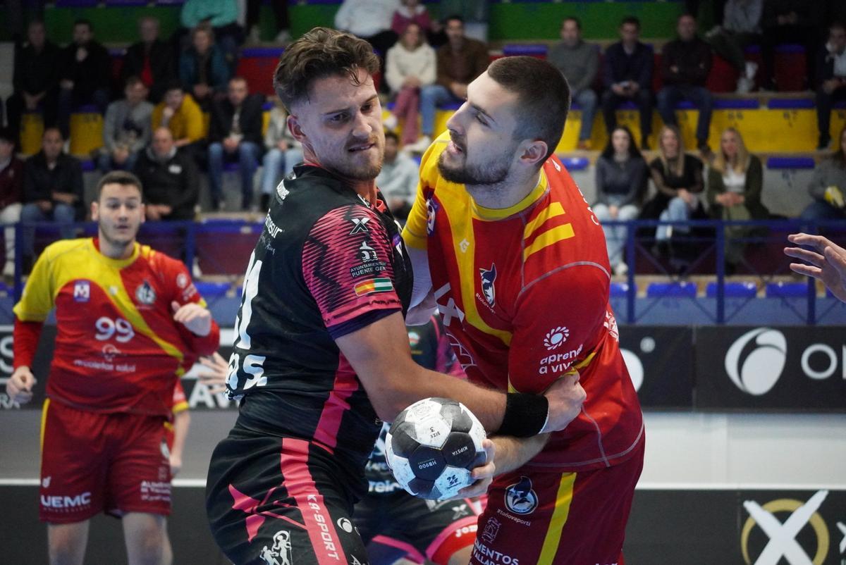 Una lucha por un balón en un partido del Ángel Ximénez