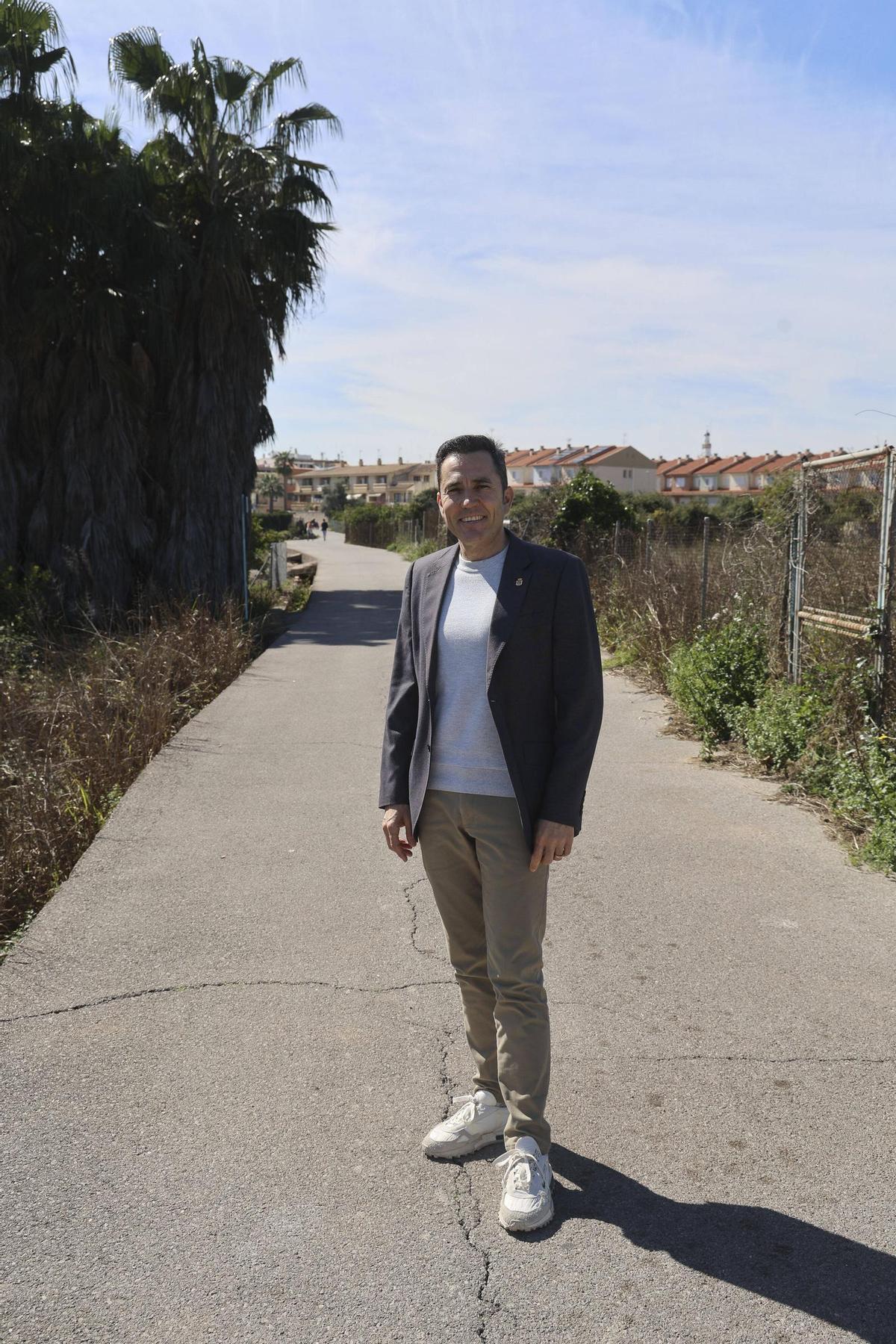 El alcalde de Canet en el camino que se va a recuperar.