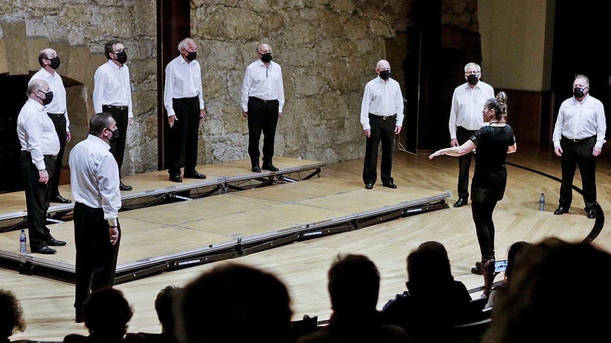 La agrupación &quot;Cantos del Fontán&quot;, dirigida por Rebeca Velasco, ayer en la sala de cámara del Auditorio.