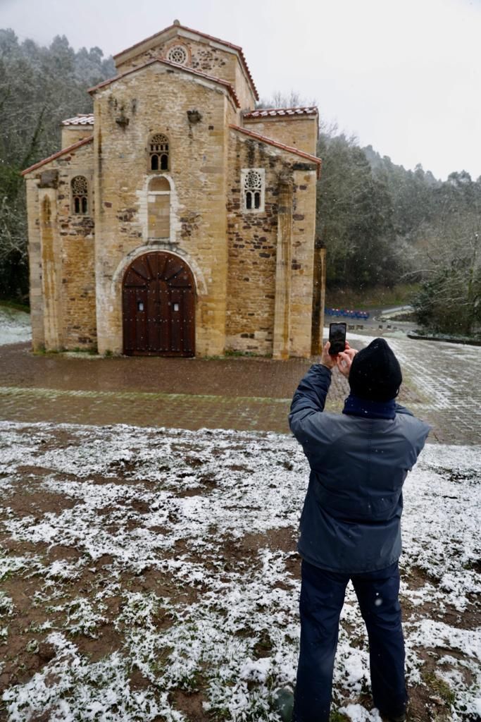 EN IMÁGENES: La borrasca Juliette lleva la nieve casi hasta la costa en Asturias