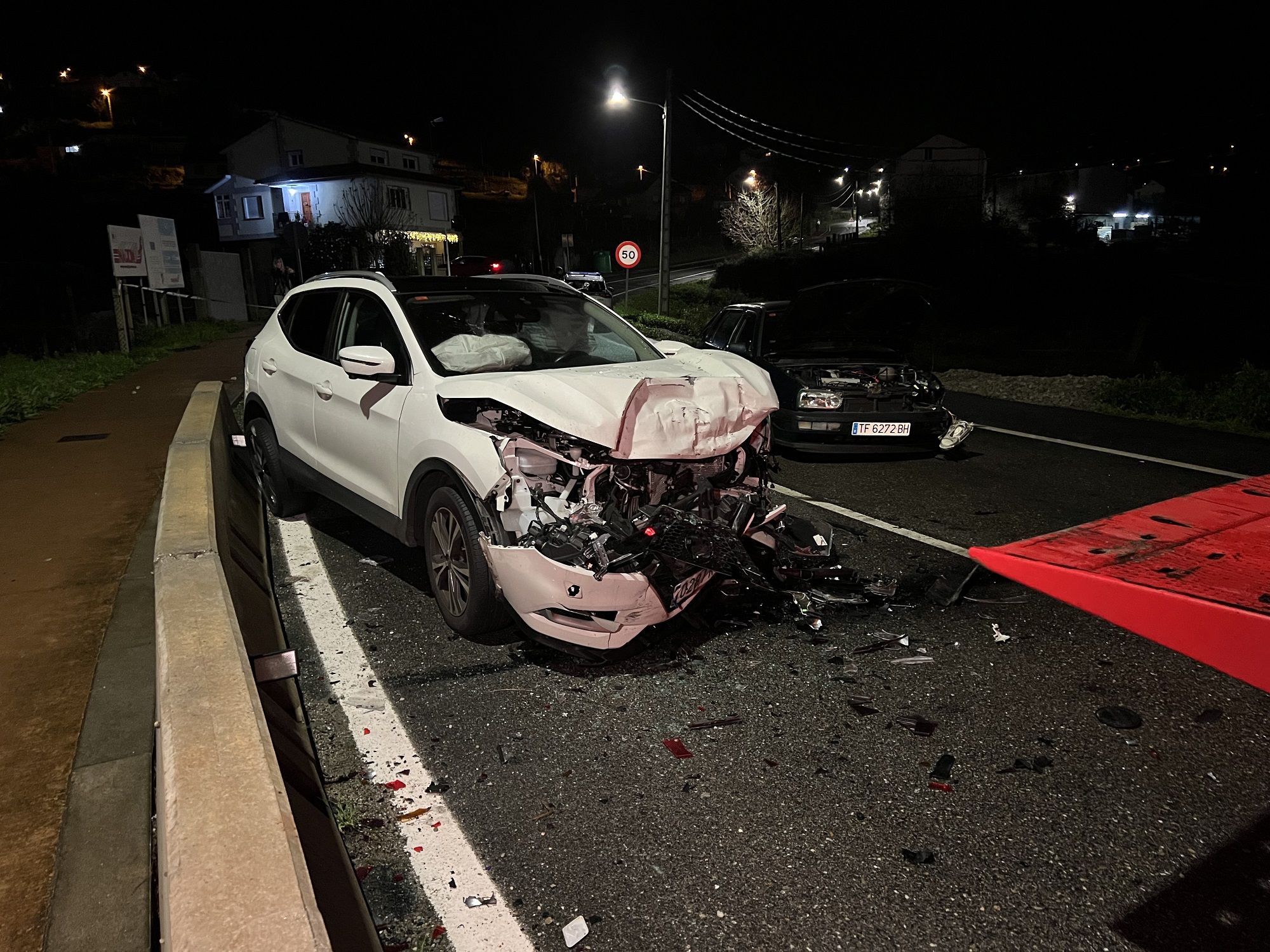 Dos jóvenes muertos y una herida grave en un choque frontal entre dos coches en Marín