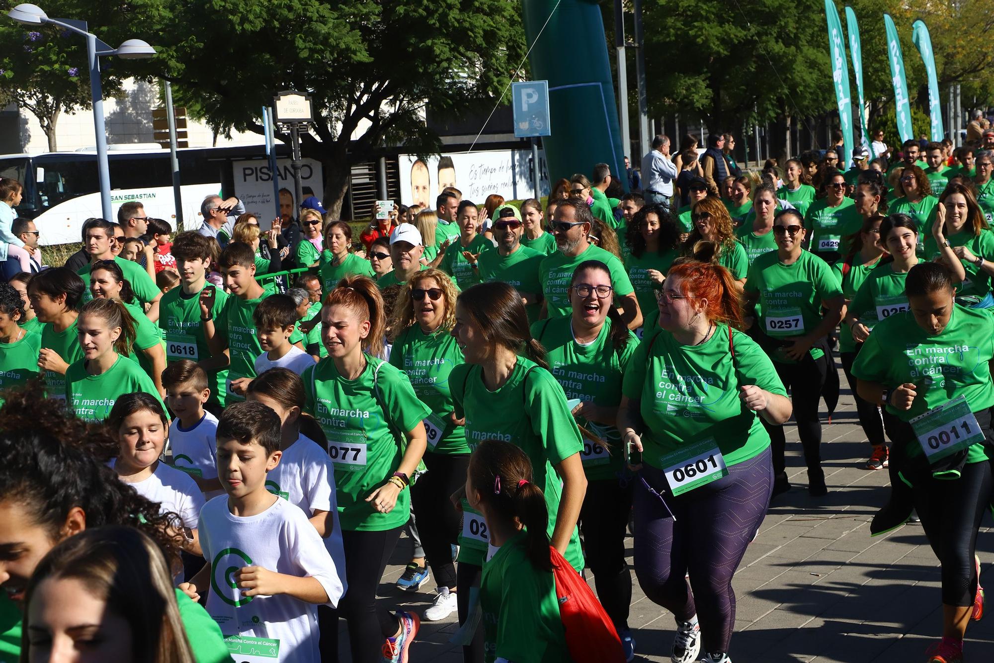 La Asociación Española contra el Cáncer convierte el Vial en una gran marea verde