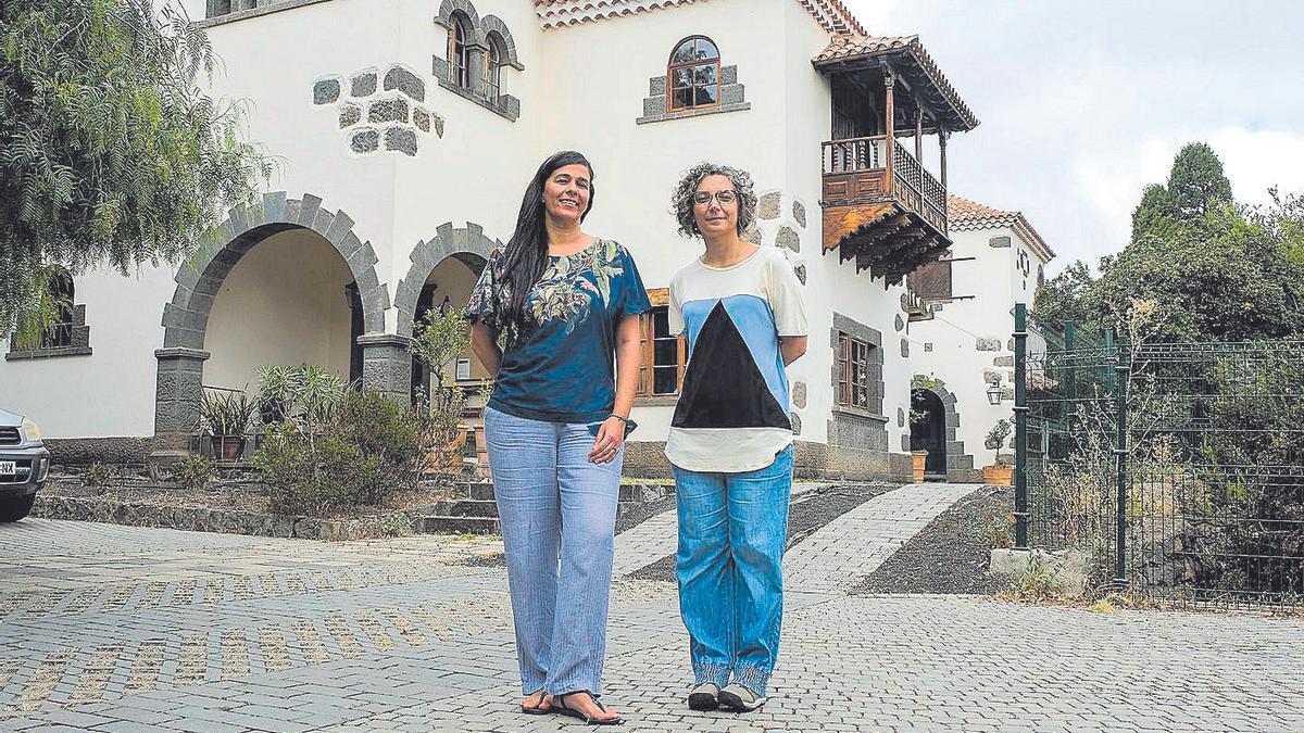 Noelia García (izquierda) y Andamana Bautista, en la escuela infantil Bosqueko, en Tafira.