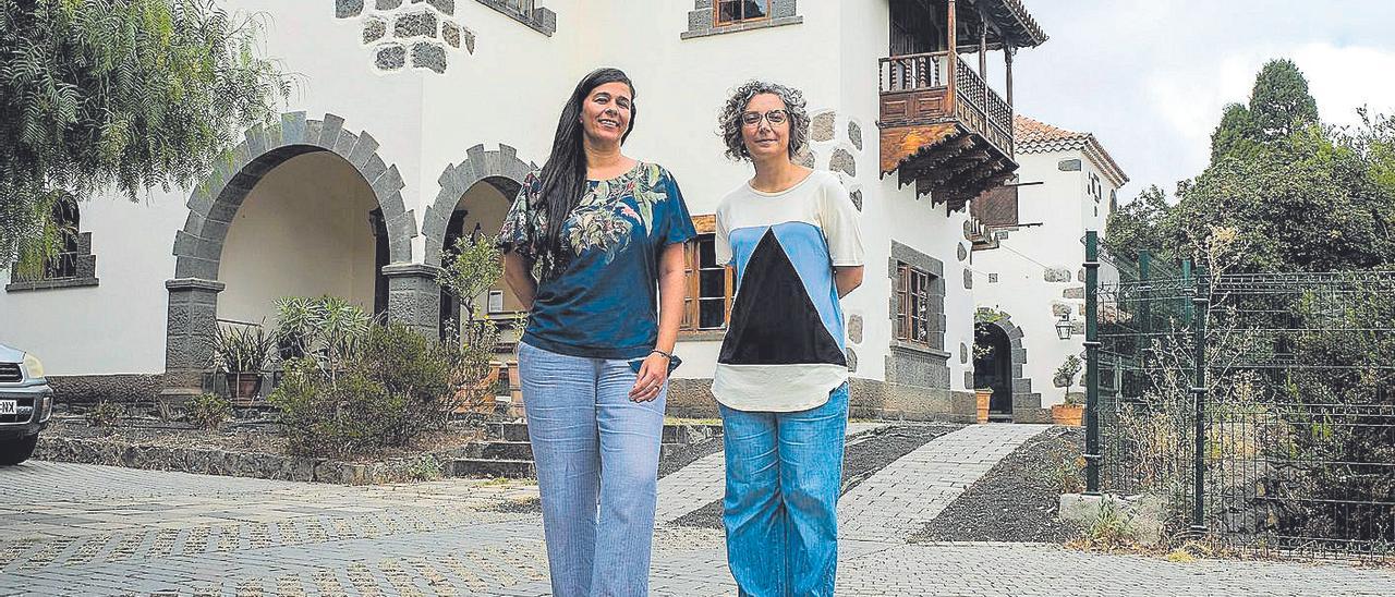 Noelia García (izquierda) y Andamana Bautista, en la escuela infantil Bosqueko, en Tafira.