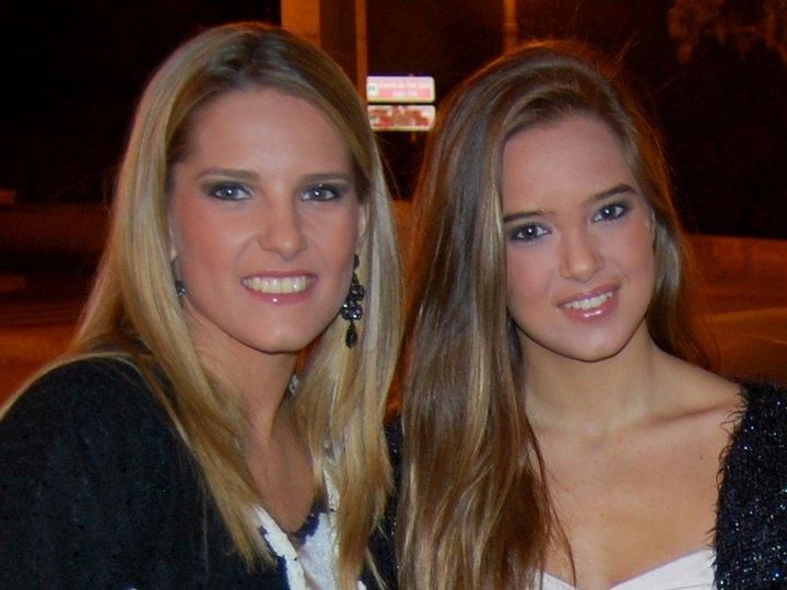 Marina, adolescente, con su hermana Paula