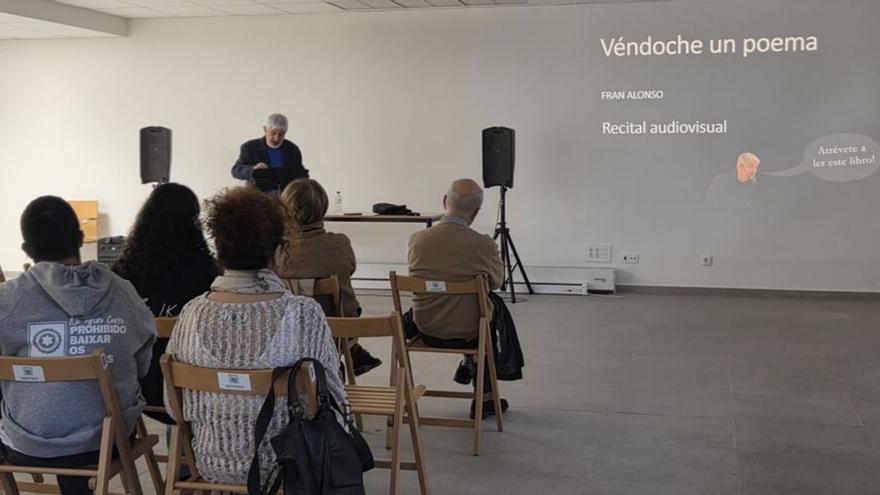 O recital de Fran Alonso na Biblioteca Torrente Ballester. |  FdV