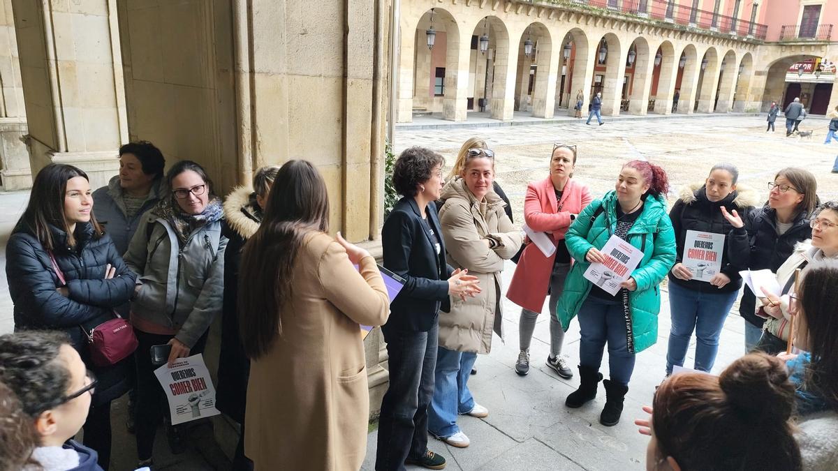 Un grupo de madres charla con las concejalas Noelia Ordieres y Olaya Suárez, a la salida de un Pleno.